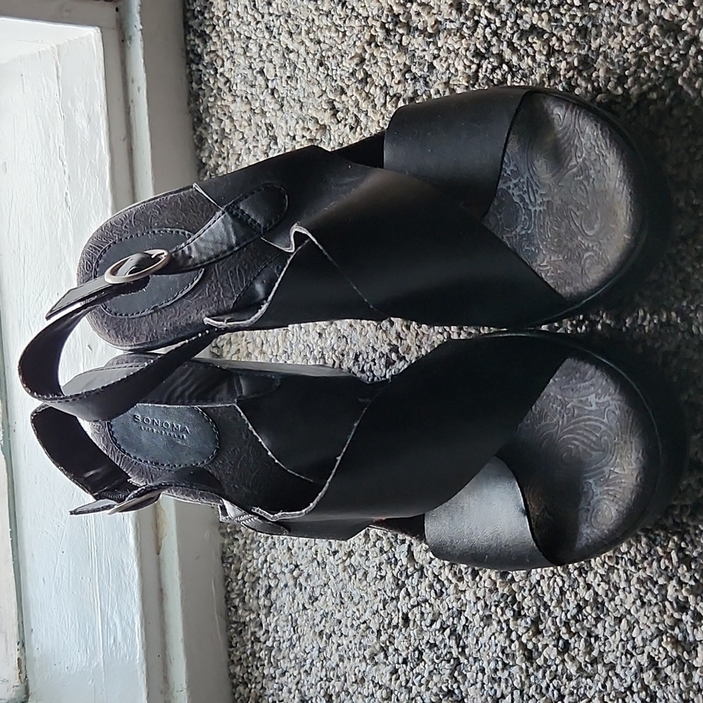 Black wedges
